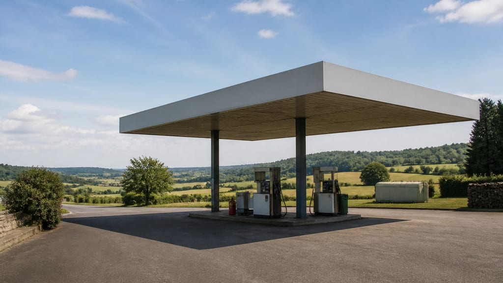 Illustration Station-service rurale en campagne française, pompe isolée et ciel dégagé — ambiance station-service type Station indépendante — D 911 le Bois du Four à Saint Léons, en ville (photo éditoriale, non contractuelle)
