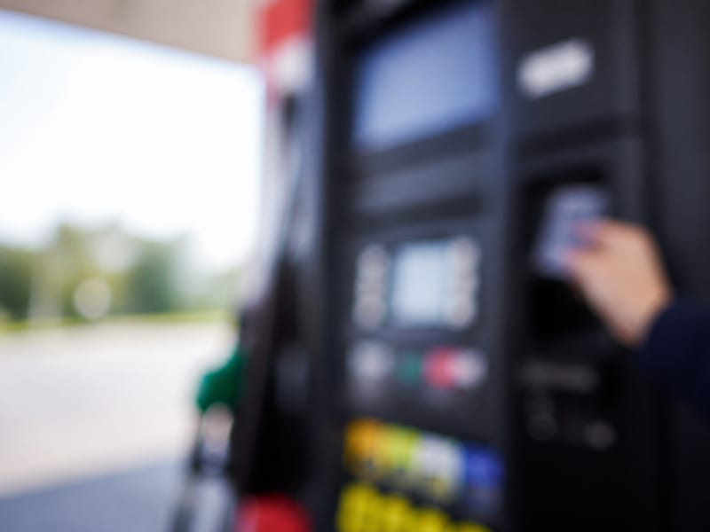 Illustration Terminal de paiement flou près d’une pompe à carburant en France — ambiance station-service type TotalEnergies — Av.de Paris à Soisy-sous-Montmorency (photo éditoriale, non contractuelle)